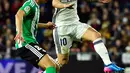 Gelandang Real Madrid, James Rodriguez berusaha merebut bola gelandang Real Betis, Serbia Aissa Mandi pada lanjutan La Liga Spanyol di Stadion Bernabeu, Madrid, (13/3). Real Madrid menang atas Real Betis dengan skor 2-1. (AFP Photo / Gerard Julien)