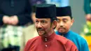 Sultan Hassanal Bolkiah pergi usai menyampaikan pidato dalam sebuah acara di Bandar Seri Begawan, Brunei Darussalam, Rabu (3/4). Hukum syariah baru Kerajaan Brunei Darussalam mendapat protes keras dari sejumlah komunitas LGBT di dunia. (AFP)