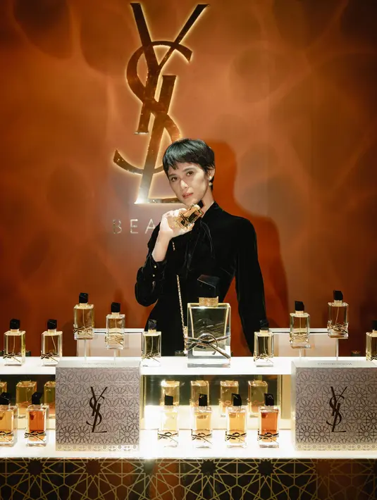 Selalu memikat, Renata Kusmanto hadir dengan rambut pixie yang menawan. Ia tampak menikmati aroma Libre Eau de Parfum, Parfum floral dengan aroma Lavender, Orange Blossom, & Musk Accord. [ Foto: dok YSL Beauty ]