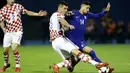 Bek Kroasia, Dejan Lovren, berusaha menghadang gelandang Yunani, Tasos Bakasetas, pada laga leg pertama playoff Piala Dunia 2018 di Stadion Maksimir, Kamis (9/11/2017). Kroasia menang 4-1 atas Yunani. (AP/Darko Bandic)