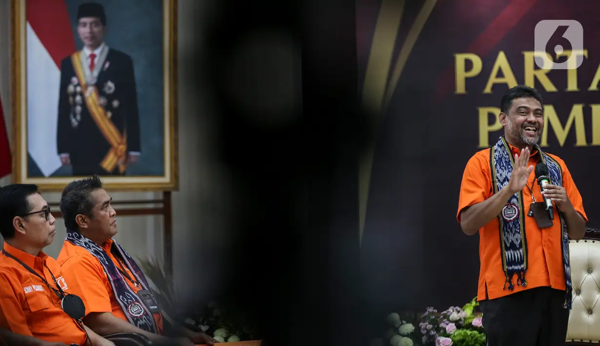 Ketua Umum Partai Buruh Said Iqbal (kanan) menyampaikan keterangan saat pendaftaran partai politik calon peserta Pemilu 2024 di Kantor KPU, Jakarta, Jumat (12/8/2022). Partai Buruh mendaftarkan diri sebagai partai ke-25 calon peserta Pemilu 2024. (Liputan6.com/Johan Tallo)