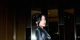 Hadiri sebuah acara, Fuji Utami tampil elegan dengan pesona woman in black [@fuji_an]