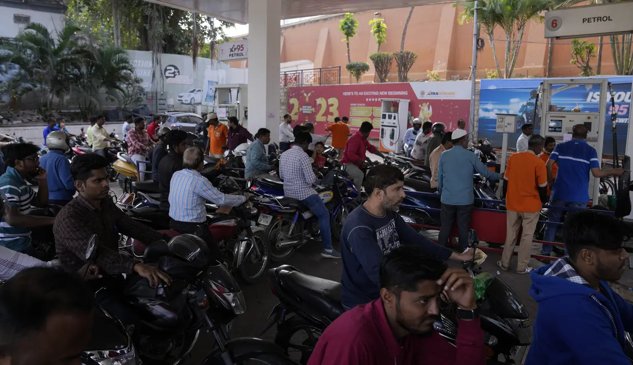 Pemogokan nasional yang diserukan oleh asosiasi transportasi telah menyebabkan gangguan pasokan bahan bakar. (AP Photo/Mahesh Kumar A.)
