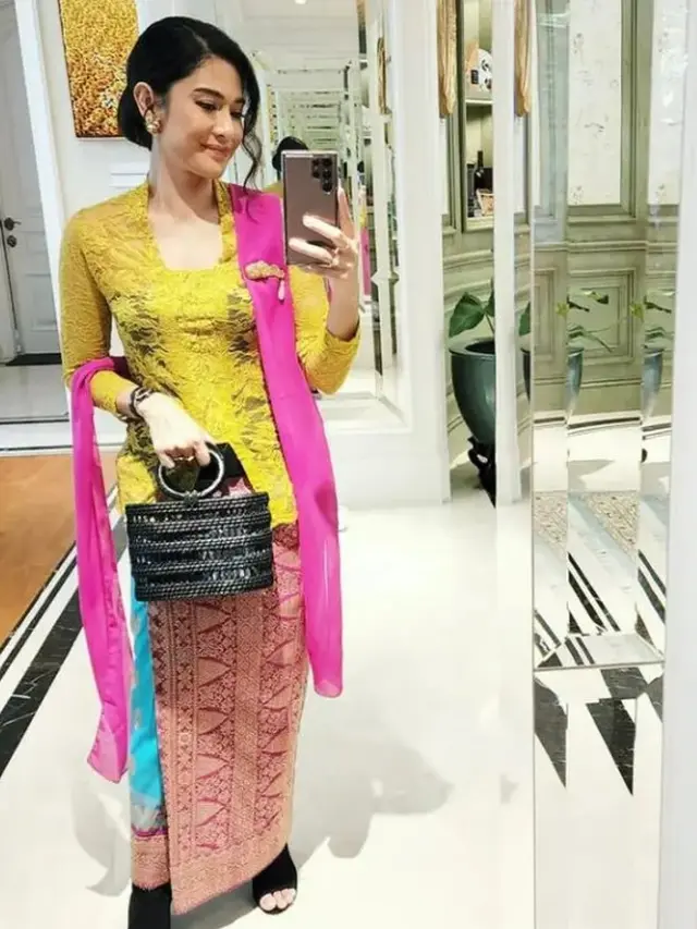 Dian Sastrowardoyo kenakan kain songket (Instagram/therealdisatr)
