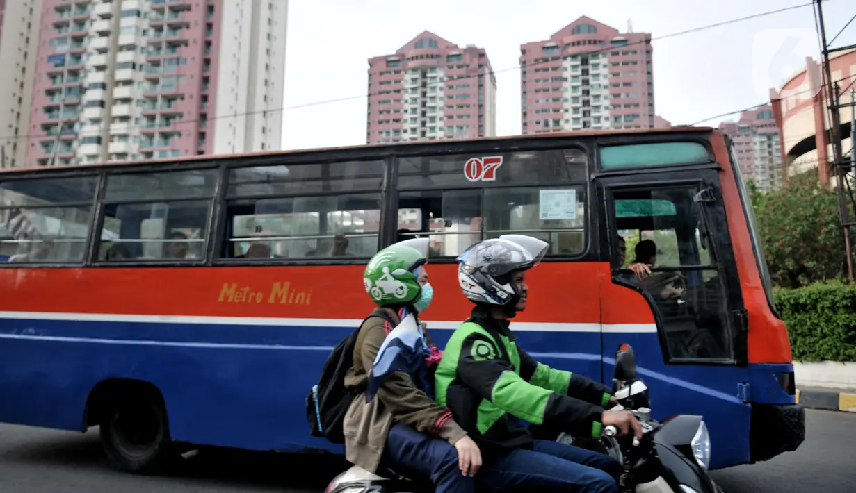 Ojek online melintas beriringan dengan Metromini 07 di kawasan Cempaka Mas, Jakarta, Rabu (13/11/2019). Sianipar (62) sopir Metromini 69 mengatakan saat ini dirinya maksimal hanya mampu mengumpulkan Rp 100 ribu dari seharian menarik Metromini 69 jurusan Ciledug-Blok M. (merdeka.com/Iqbal Nugroho)