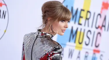 Penyanyi Taylor Swift menghadiri ajang American Music Awards 2018 di Microsoft Theater, Los Angeles, Selasa (9/10). Kehadiran Taylor Swift di American Music Awards kali ini menjadi yang pertama sejak 2014 lalu. (Jordan Strauss/Invision/AP)