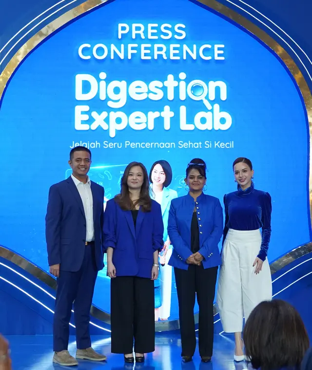(ki-ka) Dokter Spesialis Anak dr. Miza Afrizal Azwir, Sp.A., BMedSci., MKes, Category Marketing Manager PT Nestl Indonesia Vera Gozali, Direktur PT Nestl Indonesia Mrinalini Mankotia, dan penyanyi sekaligus mom Anggi Marito hadir pada sesi Press Conference yang menjadi bagian acara LACTOGROW Digestion Expert Lab di Jakarta.  LACTOGROW