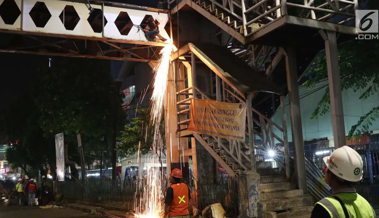 Pekerja melakukan proses pemotongan rangka utama Jembatan Penyeberangan Orang Pasar Minggu, Jakarta, Sabtu (6/4). JPO Pasar Minggu akan dibangun kembali dengan konsep lebih futuristik serta ramah disabilitas. (Liputan6.com/Helmi Fithriansyah)