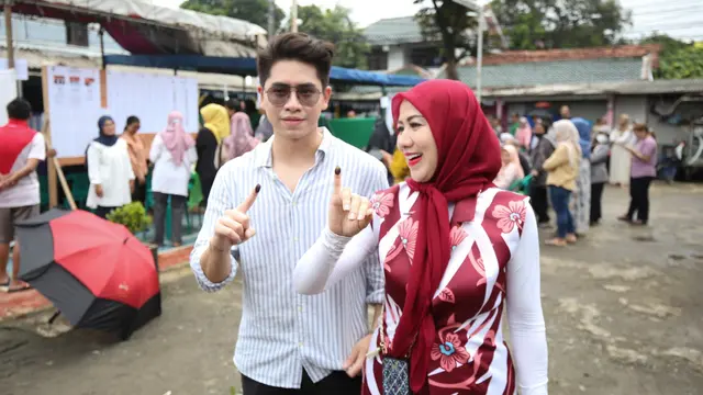 6 Gaya Cetar bak Sosialita Venna Melinda saat Nyoblos ke TPS Bersama Athalla Naufal