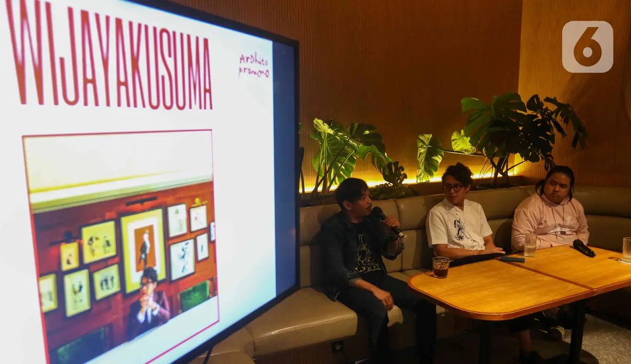 Penyanyi Ardhito Pramono saat rilis album perdana Wijayakusuma di kawasan Senopati, Jakarta, Rabu (13/7/2022). Single 'Wijayakusuma' itu dirilis Ardhito Pramono pada Kamis, 7 Juli 2022, bisa dinikmati di berbagai platform musik digital. (Liputan6.com/Herman Zakharia)