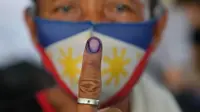 Raul Bragais, 64, menunjukkan jari yang telah dicelup tinta usai menggunakan hak pilihnya pada Pemilu Filipina di Quezon City, Senin (9/5/2022). Warga Filipina mulai memberikan suara untuk memilih presiden baru pada hari Senin, dengan putra mantan diktator yang digulingkan menjadi pesaing terkuat seorang pejuang reformasi dan hak asasi manusia. (AP Photo/Aaron Favila)