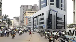 Para pemuda yang duduk di atas sepeda motor terlihat linglung di tengah panas pagi. Tetapi saat melihat calon penumpang, mereka dengan marah menghidupkan mesin mereka dan mencoba saling berlomba untuk mendapatkan bisnis. (AP Photo/Hajarah Nalwadda)