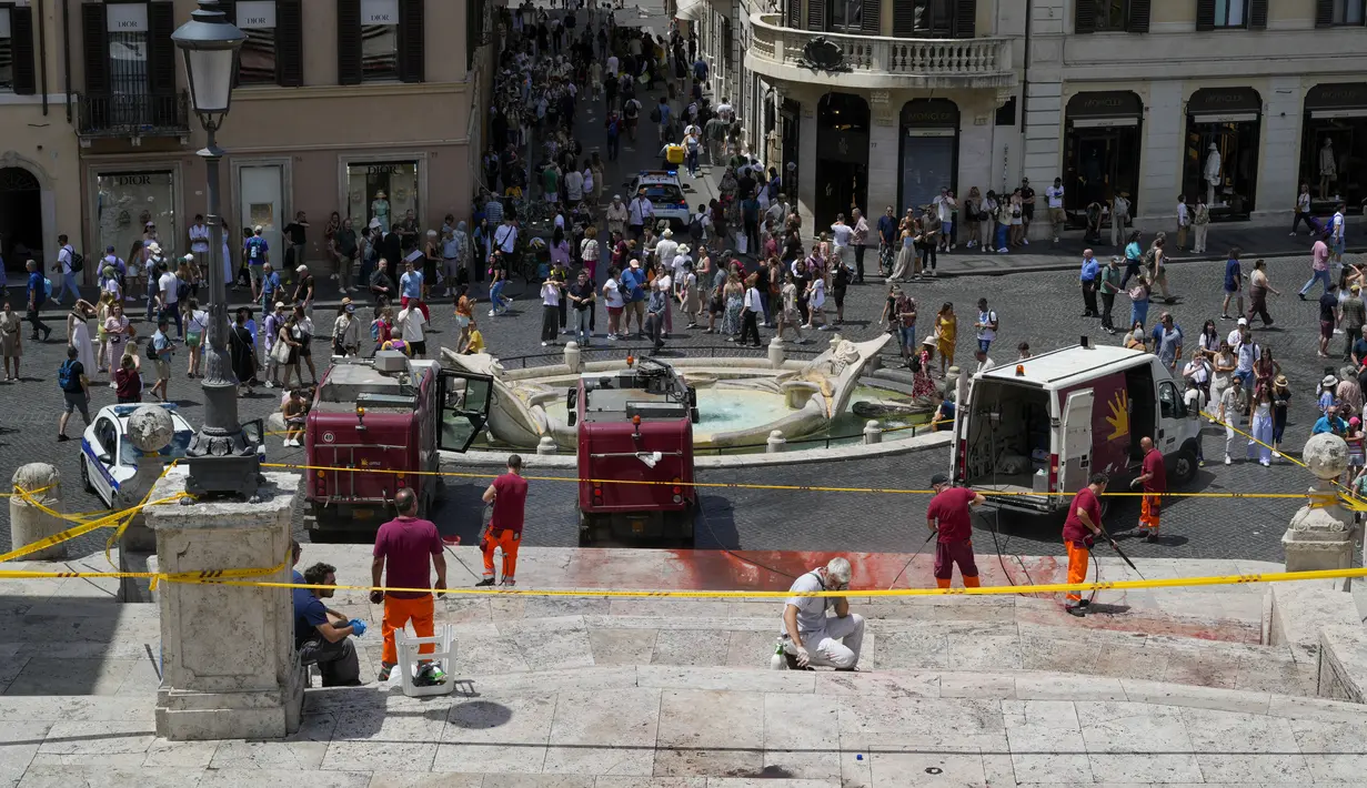Sebagai salah satu daya tarik utama bagi turis, Spanish Steps telah muncul sebagai latar belakang dalam film termasuk film klasik "Roman Holiday." (AP Photo/Andrew Medichini)