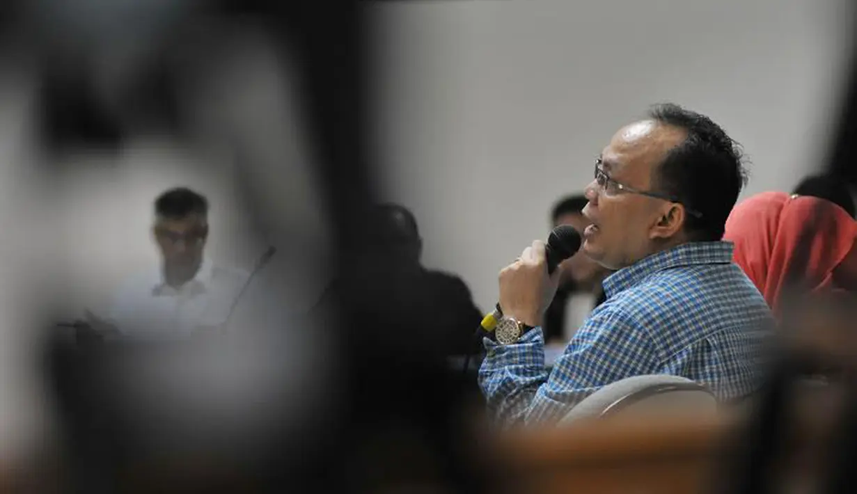 Dalam persidangan yang berlangsung hingga jelang dini hari itu, pengusaha Cornelis Nalau Antun juga dihadirkan sebagai saksi (Liputan6.com/Johan Tallo)