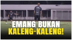 Momen langka ketika legenda-legenda sepak bola seperti Patrick Kluivert, Denny Landzaat, dan Alex Pastoor unjuk kebolehan di lapangan! Dalam sesi latihan penuh gaya ini, mereka memamerkan skill passing yang halus, akurat, dan penuh kelas.