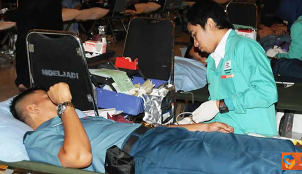 Citizen6, Surabaya: Menjelang HUT proklamasi kemerdekaan RI ke-67, sedikitnya 200 Siswa Kobangdikal menyumbangkan darahnya di gedung Meoljadi, Kesatrian Bumimoro Kobangdikal, Selasa (15/8). (Pengirim: Penkobangdikal).