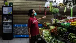 Pembeli memilih sayuran di kios yang dipasang stiker sertifikat vaksin Covid-19 di Pasar Santa, Jakarta, Minggu (5/9/2021). Berbagai upaya dilakukan pedagang Pasar Santa untuk menarik pelanggan pada masa PPKM level 3, salah satunya dengan memasang stiker sertifikat vaksin. (Liputan6.com/Johan Tallo)