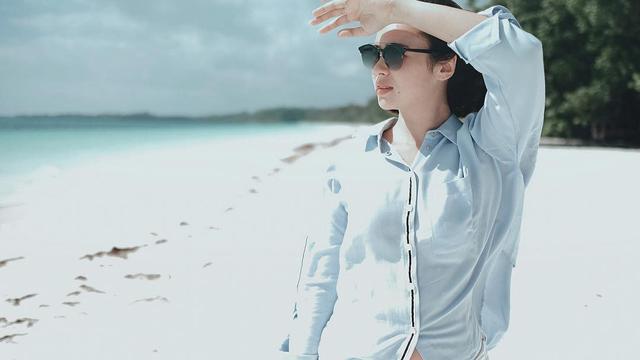 Potret Gaya Kasual Pamela Bowie Saat Kenakan Kemeja. (Sumber: Instagram/pamybowie)