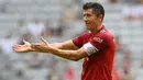 Robert Lewandowski. Striker Polandia berusia 32 tahun yang kini memperkuat Bayern Munchen ini telah mencetak 558 gol baik untuk klub maupun timnas. Bersama Timnas Polandia, 69 gol dicetaknya dalam 122 laga. Di level klub, ia mencetak 489 gol dalam 700 laga. (Foto: AFP/Christof Stache)