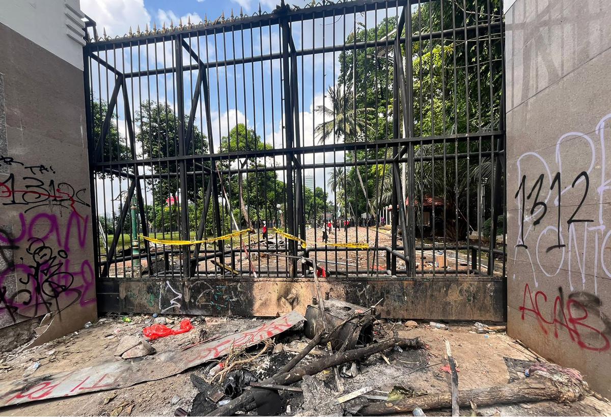 FOTO: Sisa Amuk Massa, Halte Hangus dan Pagar DPR Jebol