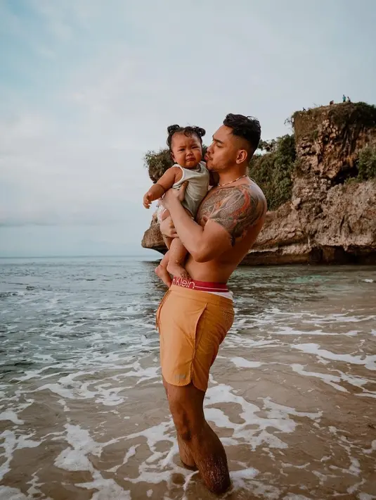 Wajar saja jika Krisjiana dinobatkan sebagai family man dan juga hot daddy [instagram/krisjianabah]