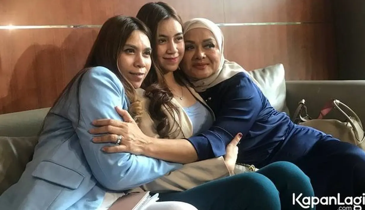 "Ada perjanjian. Leon harus tidak mengulangi perbuatannya," kata Yuliana Assad, ibu Rinoa. Ditempat yang sama, Betharia Sonata, ibu Leon menjamin anaknya akan berubah dan tak akan mengulangi hal yang sama. [Foto: KapanLagi.com/Dadan Eka Permana]