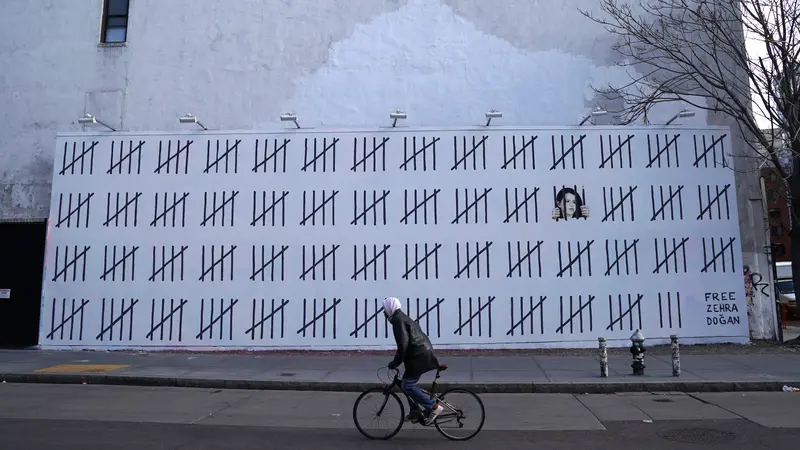Protes Lewat Mural, Seniman Misterius Banksy Hebohkan New York