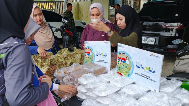 Subholding Integrated Marine Logistics PT Pertamina International Shipping menyalurkan bantuan untuk masyarakat yang terdampak bencana banjir di Jakarta dan Bekasi, Jawa Barat pada awal Maret 2025 lalu.