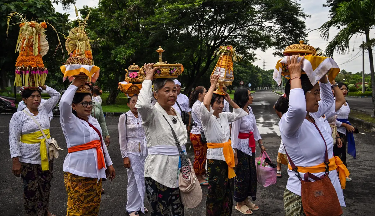 Upacara Melasti dilaksanakan setahun sekali, yang merupakan rangkaian dari Hari Raya Nyepi. (JUNI KRISWANTO/AFP)