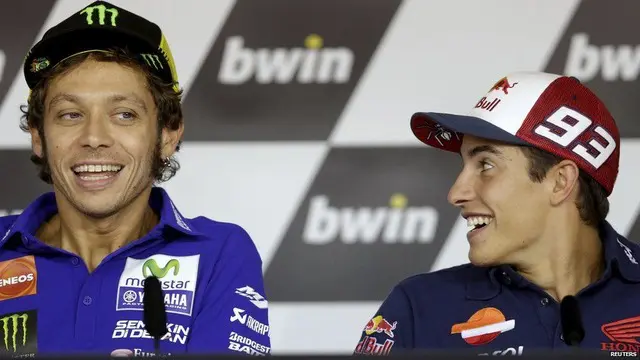 Duel ketat Valentino Rossi dengan Marc Marquez hingga pebalap tim Honda dari Spanyol itu terjatuh di sirkuit Sliverstone, GP Inggris.