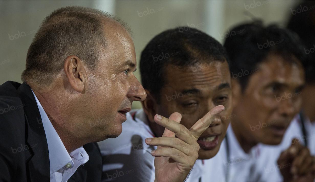 Sebelum menangani Bali United, Hans Peter Schaller merupakan mantan asisten pelatih Timnas Indonesia, Alfred Riedl. (Bola.com/Vitalis Yogi Trisna)