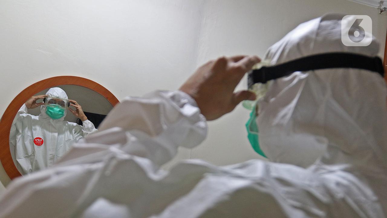FOTO: Melihat Persiapan Dokter Memakai APD Tingkat 3