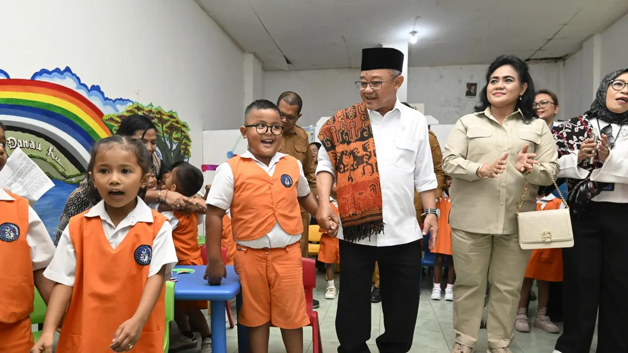 Menteri Pendidikan Dasar dan Menengah, Abdul Mu'ti saat berkunjung di Kupang, NTT.
