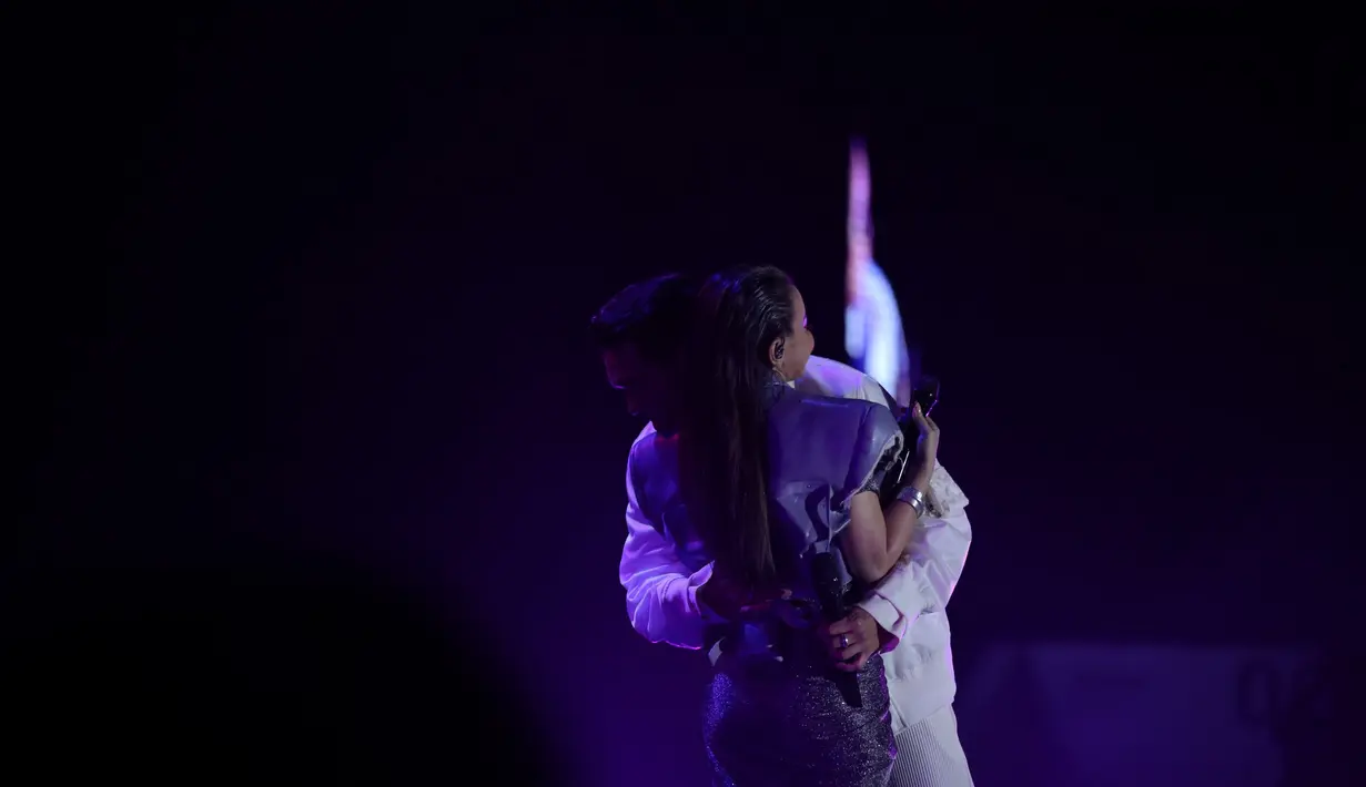 Rossa juga memberi kejutan dengan ucapan selamat ulang tahun kepada Afgan. Di akhir mereka saling mengucap kata cinta untuk satu sama lain. (Daniel Kampua/Fimela.com)