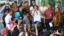 Kaka Slank memberikan keterangan pers sebelum menggelar konser di halaman Gedung KPK, Jakarta, Senin (22/2). Slank memberikan dukungan kepada lembaga antirasuah itu dengan menolak rencana revisi UU No 30 Tahun 2002 tentang KPK. (Liputan6.com/Helmi Afandi)
