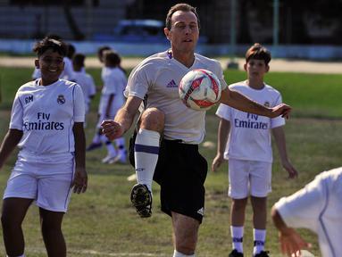 Legenda Real Madrid, Emilio Butragueno, memberikan pelatihan kepada anak-anak di Havana, Kuba, Rabu (16/11/2016). (AFP/Yamil Lage)
