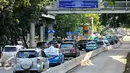 Kendaraan melintas di jalur cepat Jalan Jenderal Sudirman, Semanggi, Jakarta, Rabu (8/6/2016). Jalur cepat dari arah Sudirman menuju Cawang ditutup terkait pengerjaan proyek pembangunan jembatan layang Simpang Susun Semanggi. (Liputan6.com/Yoppy Renato)