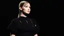 Model Gigi Hadid berjalan di catwalk memeragakan busana Women Fall - Winter 2020 koleksi Versace di Milan, Italia (21/2/2020). Milan Fahsion Week berlangsung pada tanggal 18 Februari hingga 24 Februari. (AFP/Miguel Medina)