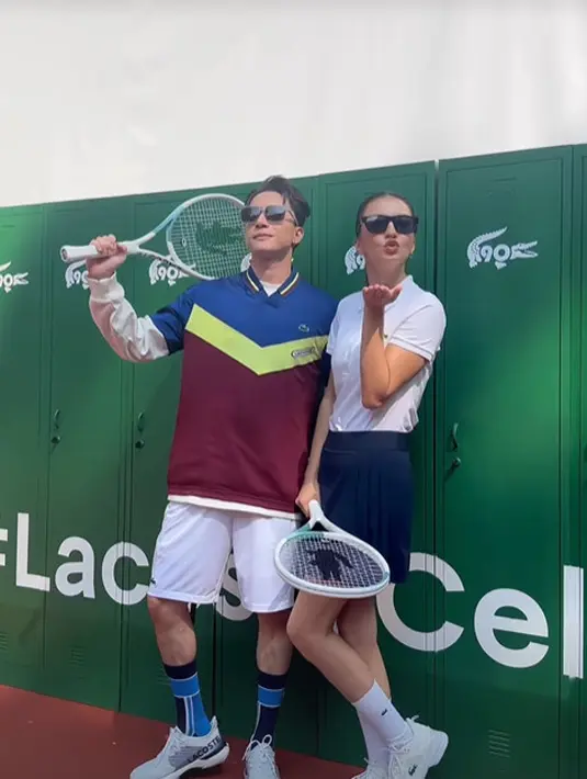 Pada look lainnya, Raline Shah pilih tampil nyaman dengan polo putih dan rok navy [@ralineshah]