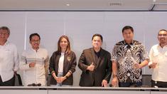 Ketua Umum PSSI, Erick Thohir (tengah kanan) berfoto bersama dengan personel Satgas Independen Antimafia Bola Indonesia yang diisi oleh Ardan Adiperdana (kiri), Akmal Marhali (kedua kiri), Najwa Shihab (tengah kiri), dan Maruarar Sirait (kedua kanan) setelah pengumuman Satgas Independen Antimafia Bola Indonesia di Menara Danareksa, Jakarta Pusat, Rabu (20/09/2023). (Bola.com/Bagaskara Lazuardi)