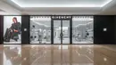 Givenchy dengan bangga mengumumkan pembukaan toko dengan konsep seru. Butik yang baru selesai direnovasi di pusat perbelanjaan mewah Plaza Indonesia di Jakarta terlihat memukau. Yuk kita intip ke dalam. [ Foto: dok Givenchy.]