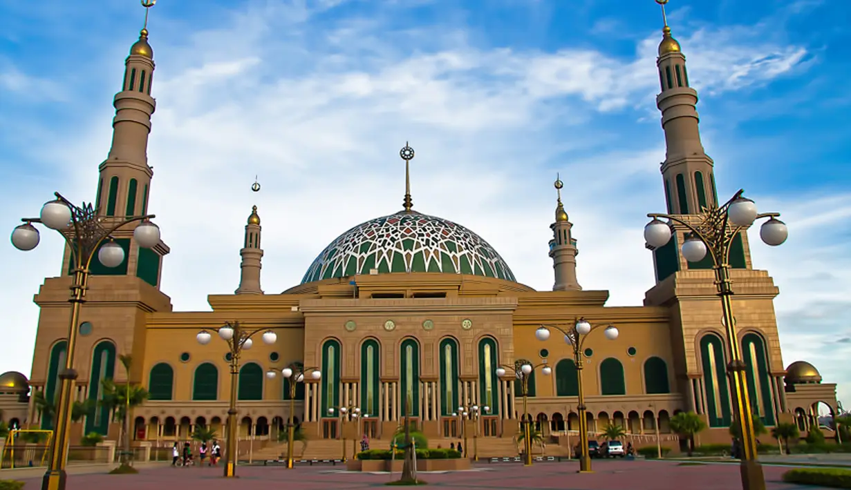 Masjid Islamic Center Samarinda di Kalimantan Timur menjadi salah satu masjid termegah di Indonesia setelah Masjid Istiqlal. Sorotan lampu pada malam hari membuat masjid ini terlihat semakin cantik. (Istimewa)