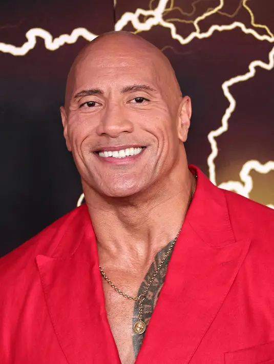 <p>Aktor AS Dwayne Johnson tiba untuk pemutaran perdana film 'Black Adam' di Time Square, New York City, Amerika Serikat, 12 Oktober 2022. Dia melontarkan senyum berseri-seri untuk para fotografer. (Jamie McCarthy/Getty Images/AFP)</p>