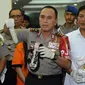 Kapolda Metro Jaya Irjen M Iriawan (tengah) menunjukkan barang bukti narkotika jenis sabu saat rilis di Jakarta, Rabu (27/4). Sebanyak 2.007 gram sabu asal Guangzhou diselundupkan dalam paket lima koli sandal. (Liputan6.com/Helmi Fithriansyah)