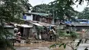 Suasana permukiman di bantaran Kali Ciliwung, Jakarta, Minggu (3/3). Bencana banjir kiriman masih menjadi ancaman warga yang tinggal di bantaran Kali Ciliwung, terlebih saat hujan deras terus mengguyur kawasan hulu di Bogor. (merdeka.com/Iqbal S. Nugroho)