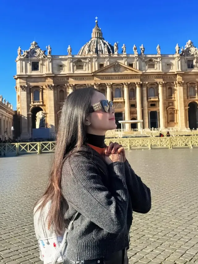 Tampilan Natasha Wilona Saat Liburan ke Italia bertemu Paus Leo XIV . [@natashawilona12]