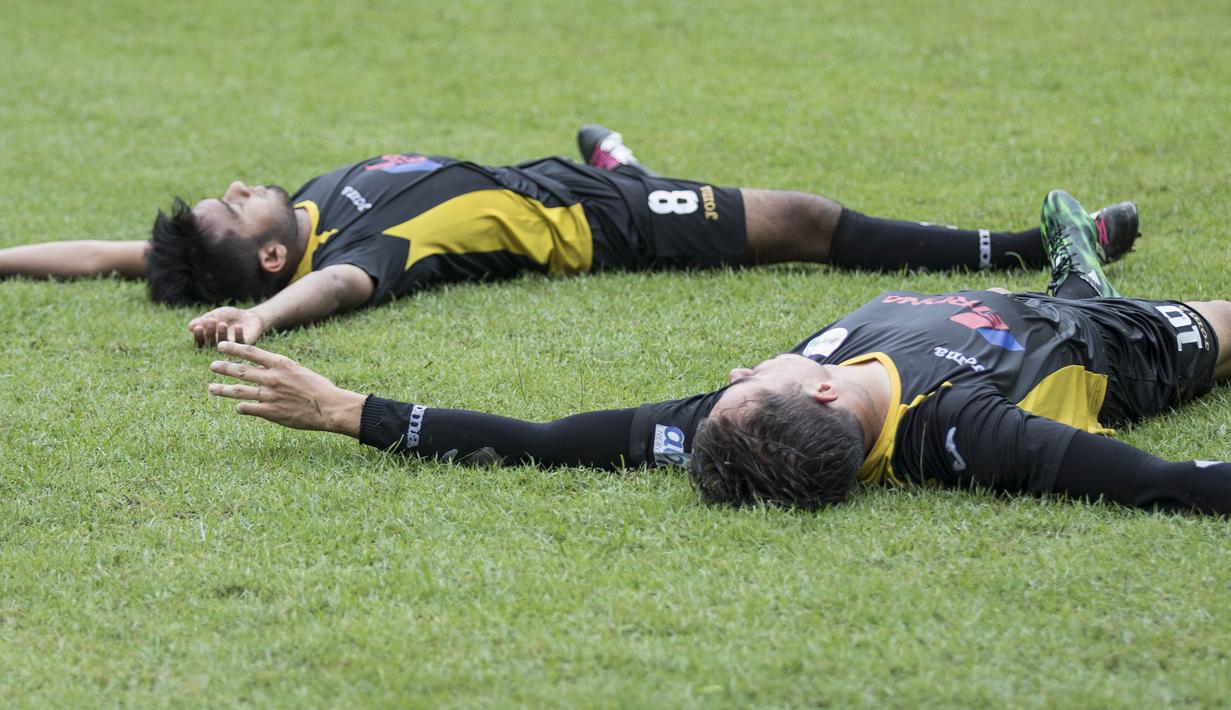 Para pemain Mitra Kukar melakukan pendinginan usai latihan jelang laga final Piala Jenderal Sudirman melawan Semen Padang di Stadion Gelora Bung Karno, Jakarta, Sabtu (23/1/2016). (Bola.com/Vitalis Yogi Trisna)