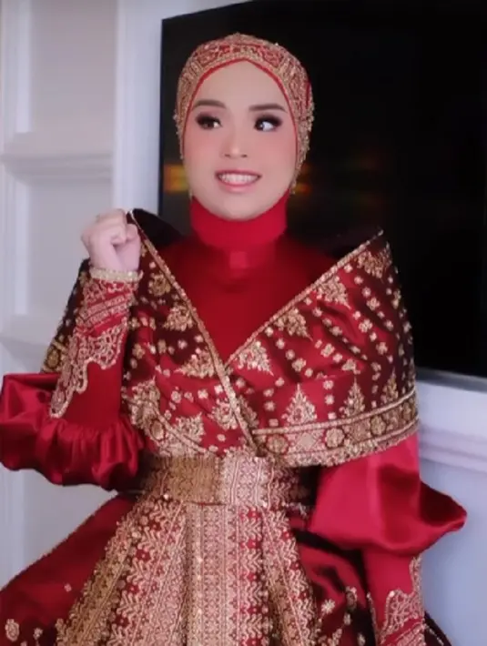 Penampilan Putri Iriani pun tak main-main. Ia membawakan lagu Rungkad, yang berhasil membuat para tamu undangan, hingga Ibu Iriana Jokowi berjoged. [Foto: Instagram/tiffanyliemstudio]