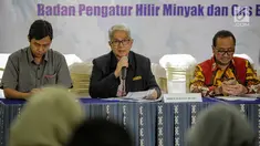 Dirut Gas Bumi BPH Migas Tisnaldi, Komite BPH Migas Jugi Prajogjo, Kepala Seksi Akun Pengaturan dan Tarif RM Irawan Bayu memberi keterangan terkait penetapan harga jual gas bumi melalui pipa jaringan gas, Jakarta, Selasa (5/3). (Liputan6.com/FaizalFanani)