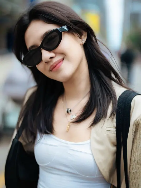 Pulasan makeup tipis berhasil hadirkan kesan segar yang tak terbantahkan.  [Instagram/ Sheninacinnamon]